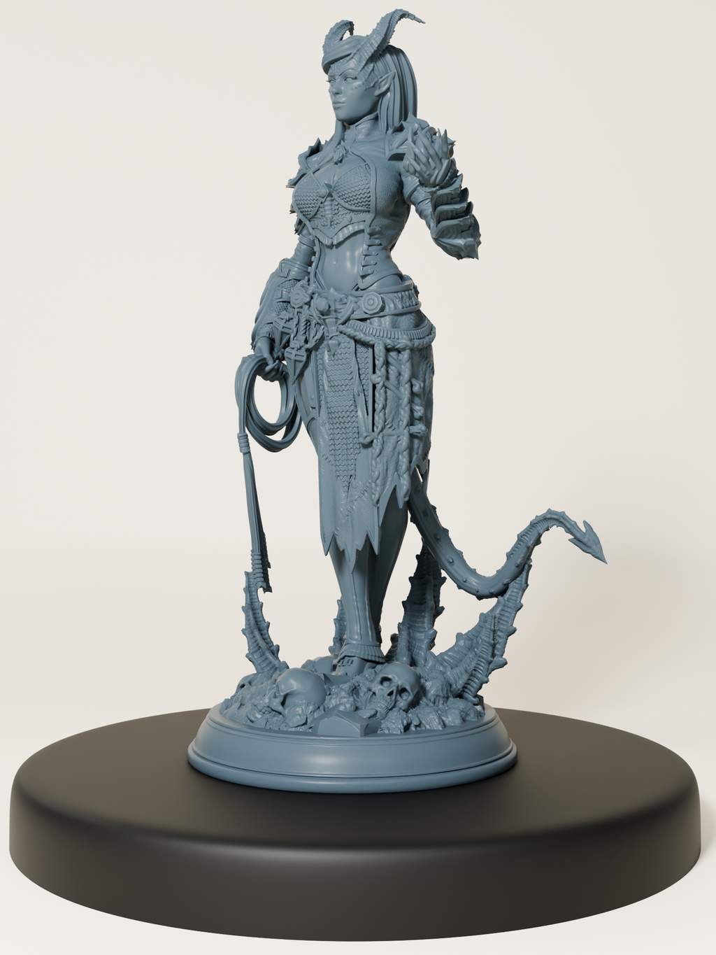 Figurine à peindre de femme guerrière draconique avec armure, cornes et queue, pour jeu de rôle et diorama
