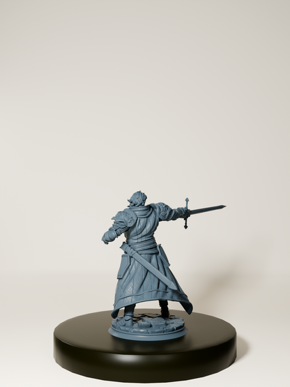 Figurine d’inquisiteur humain en armure, brandissant une épée imposante, parfaite pour les jeux de rôle et la collection.