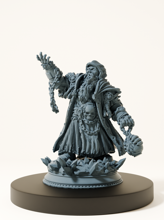 Figurine d'un nain sombre vêtu d'une robe lourde, tenant des chaînes, avec une main levée pour invoquer des runes magiques, debout sur un socle rocailleux décoré de cristaux.